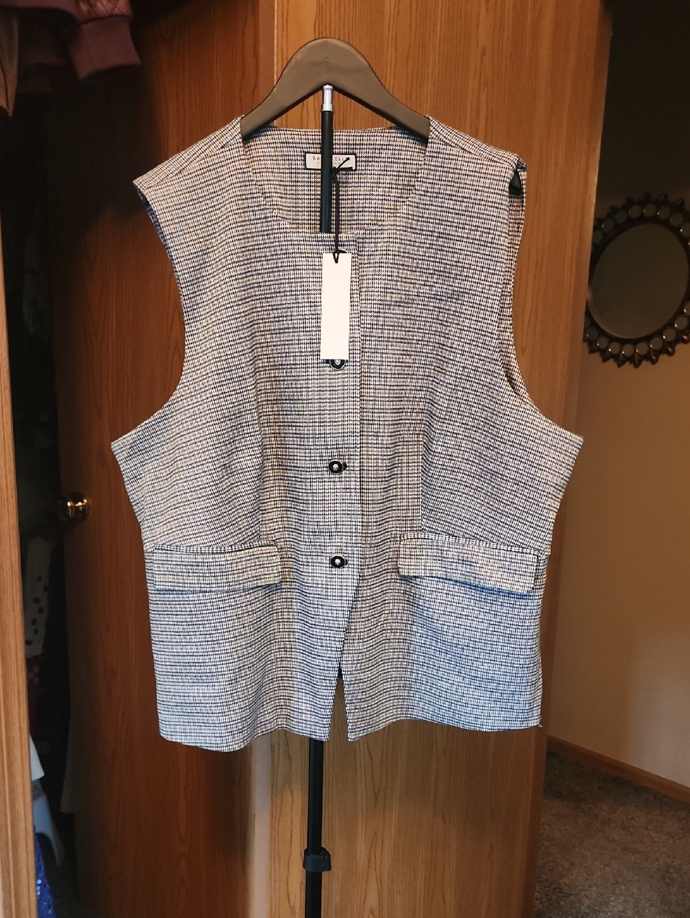 Bagatelle Houndstooth Sleeveless Vest in Black and White
